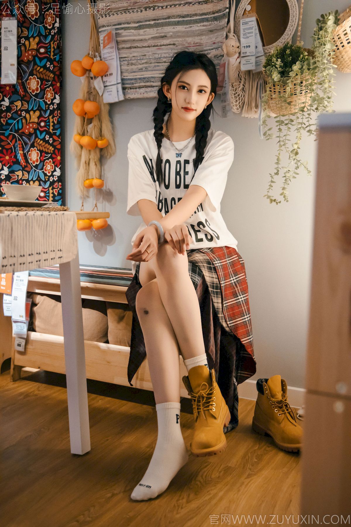 可乐红色冲锋衣黑白格纹裙写真