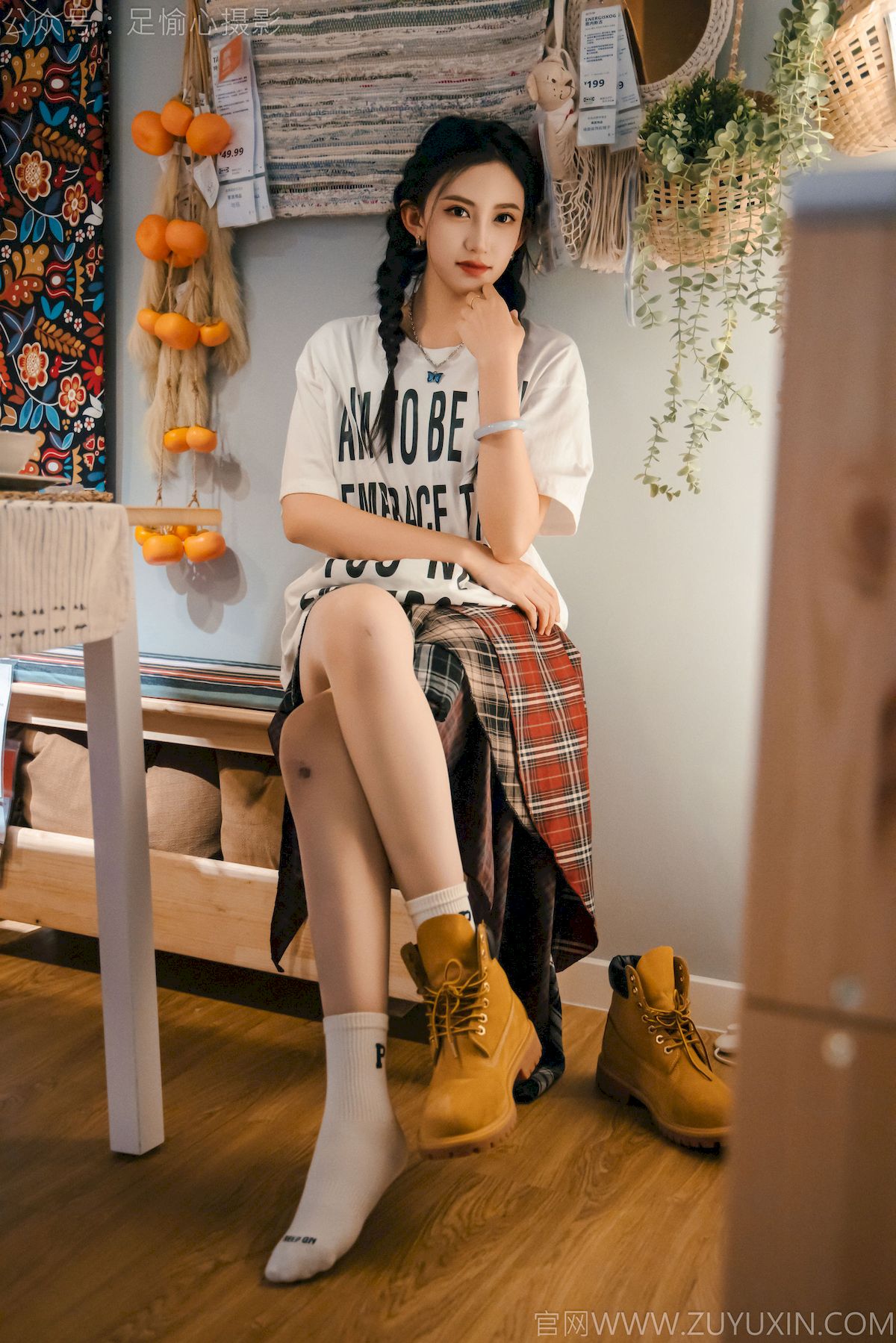 可乐红色冲锋衣黑白格纹裙写真