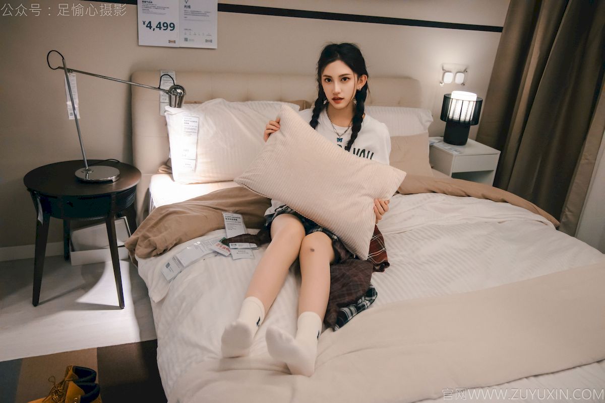 可乐红色冲锋衣黑白格纹裙写真