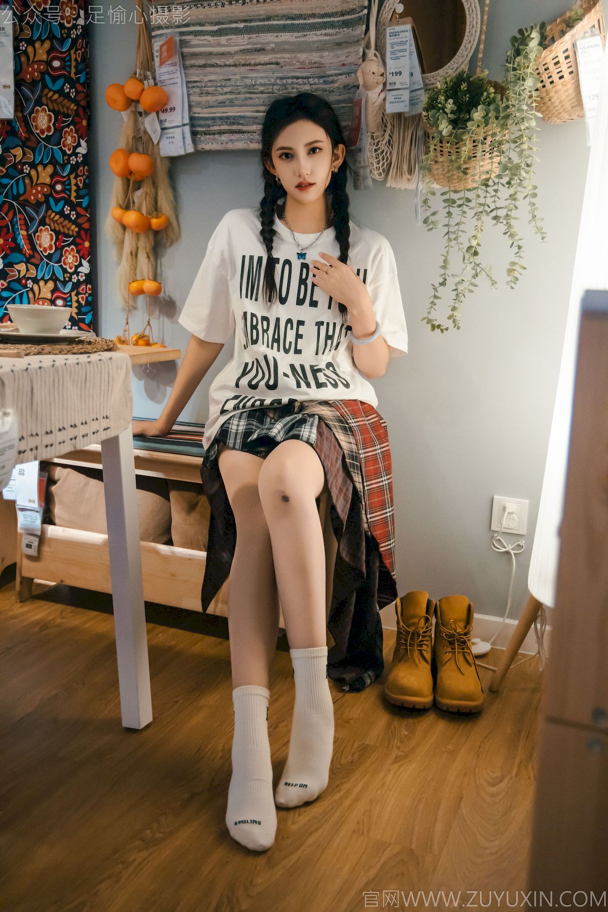 可乐红色冲锋衣黑白格纹裙写真