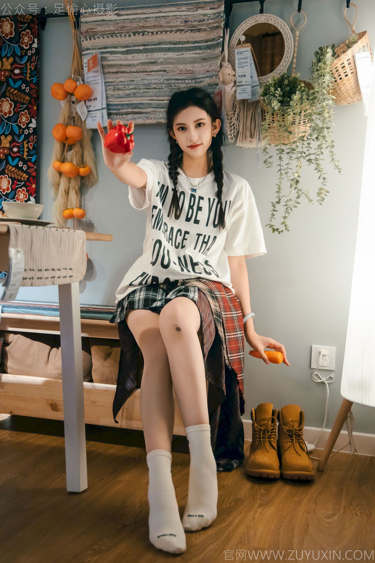 可乐红色冲锋衣黑白格纹裙写真