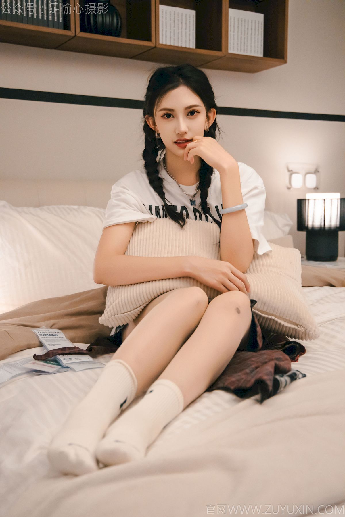 可乐红色冲锋衣黑白格纹裙写真