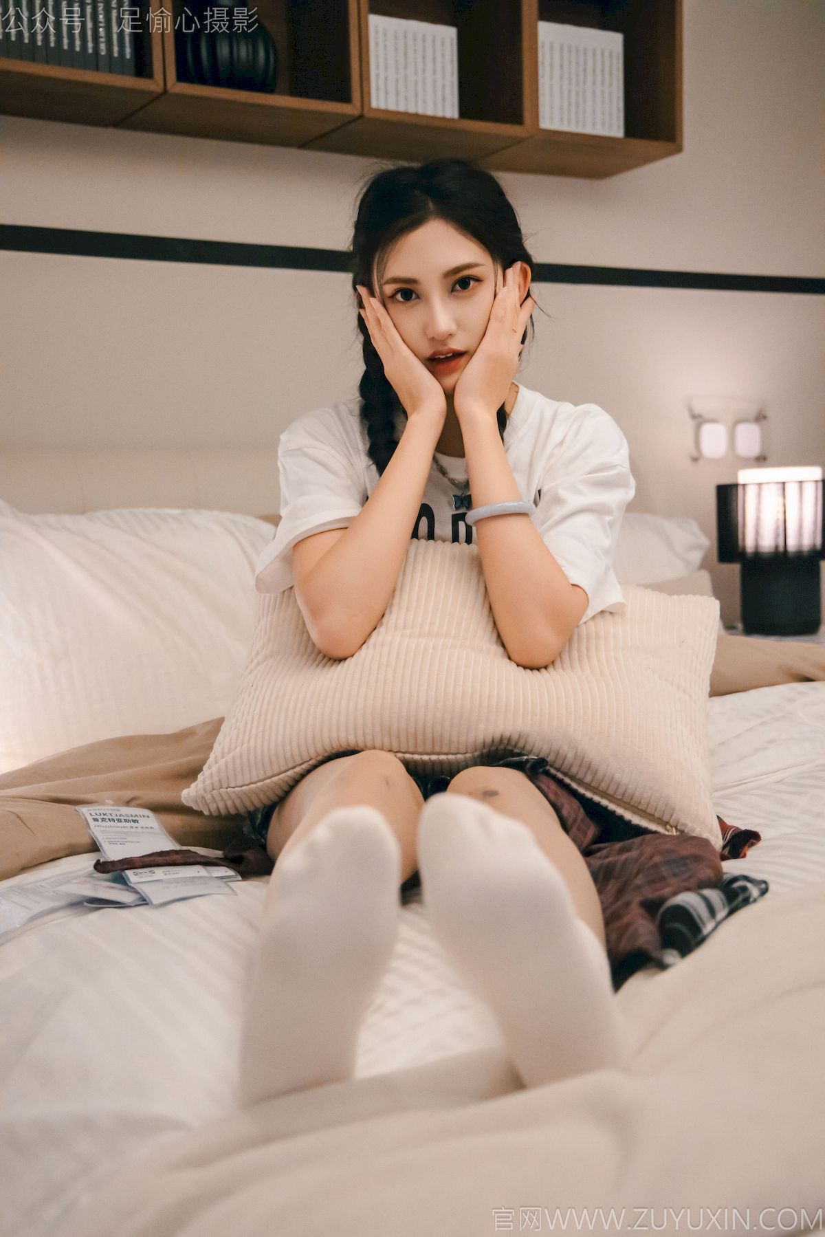 可乐红色冲锋衣黑白格纹裙写真