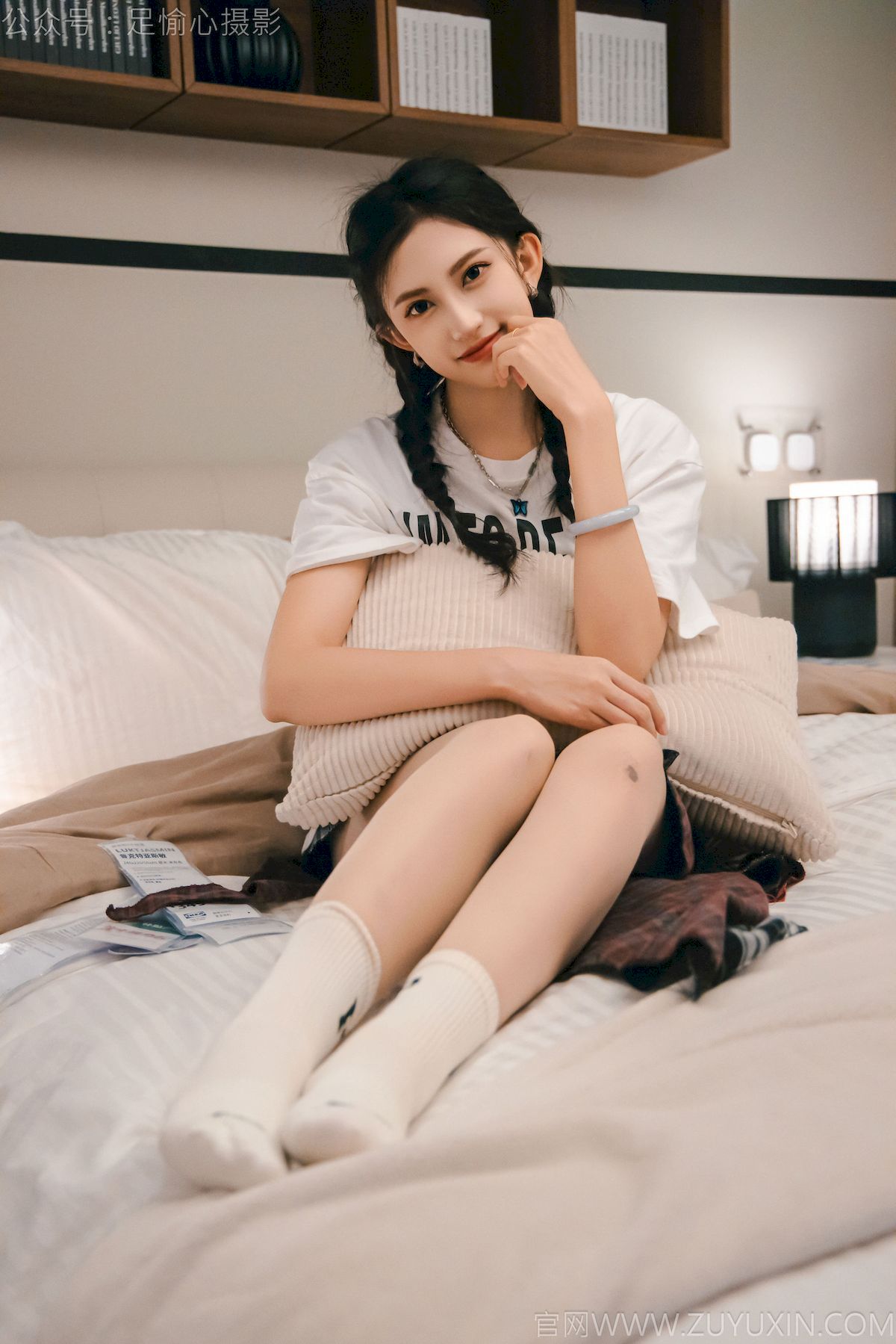 可乐红色冲锋衣黑白格纹裙写真