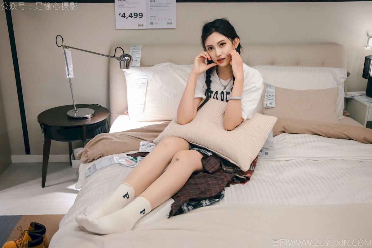 可乐红色冲锋衣黑白格纹裙写真