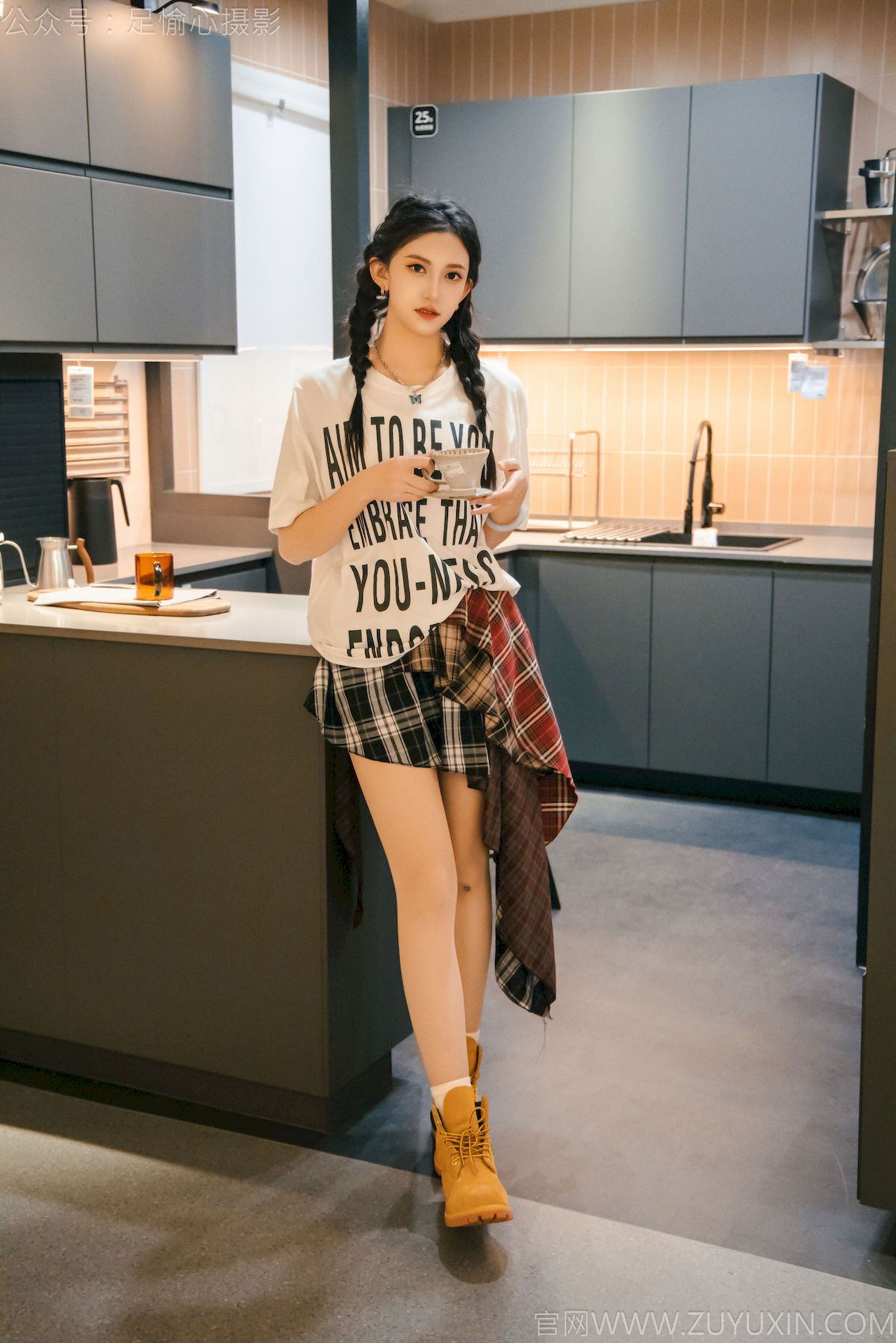 可乐红色冲锋衣黑白格纹裙写真