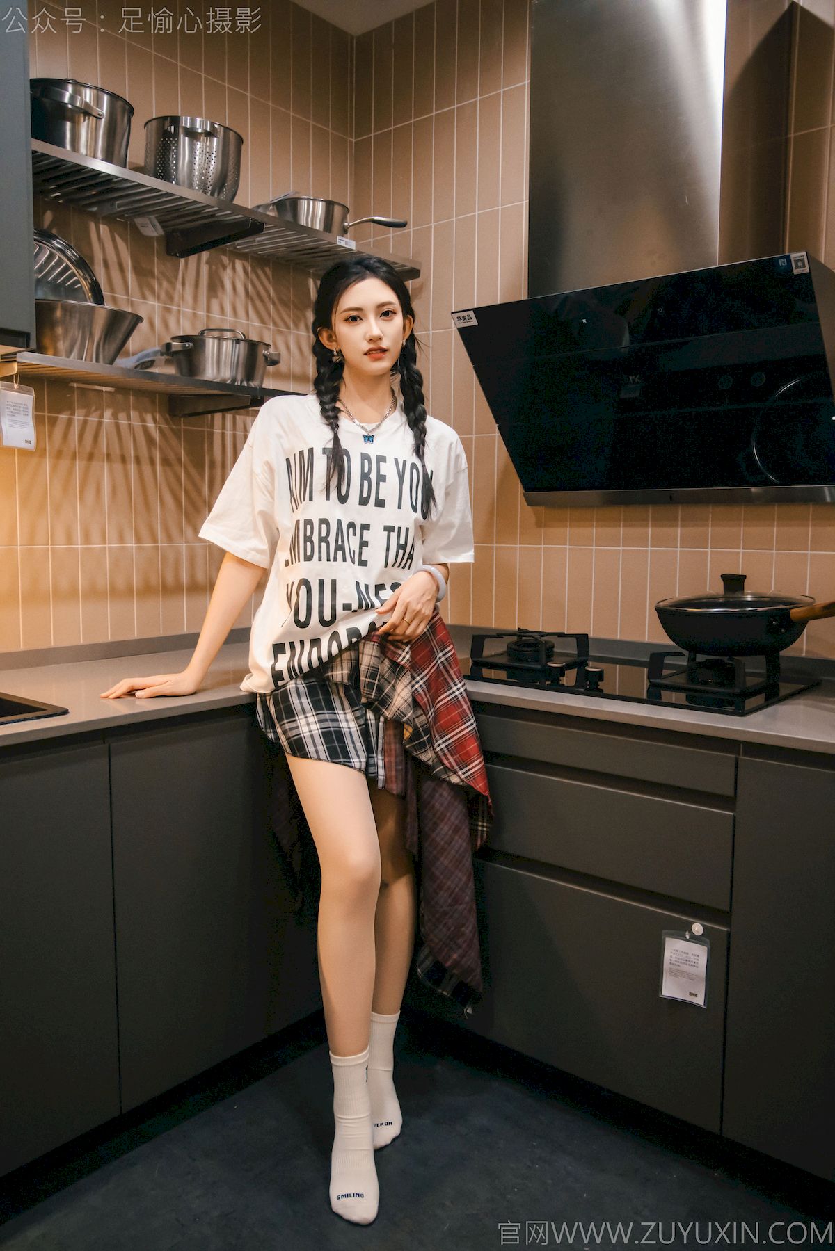 可乐红色冲锋衣黑白格纹裙写真