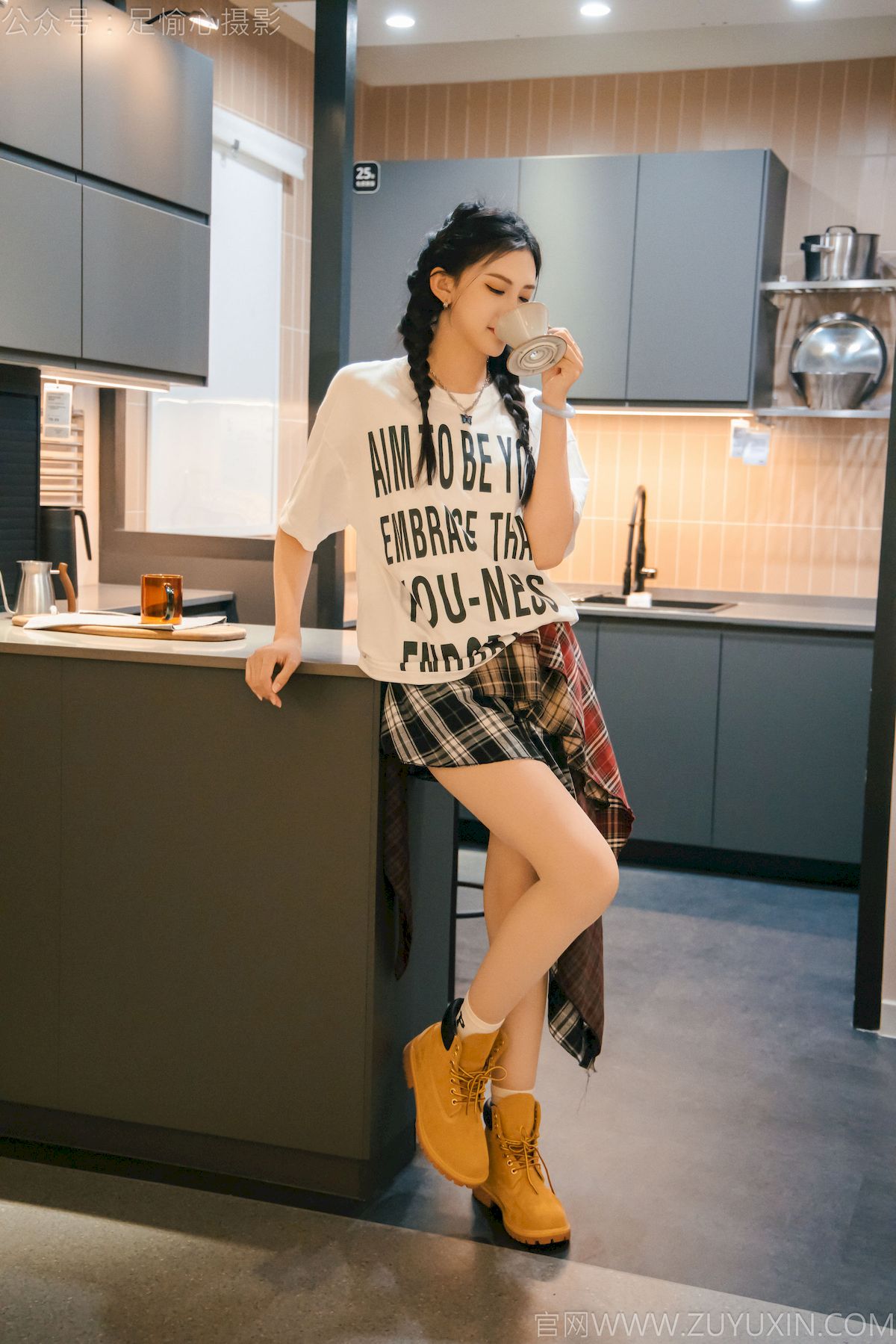 可乐红色冲锋衣黑白格纹裙写真