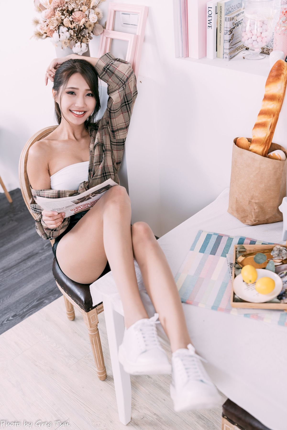 文艺青年霏霏吊带内搭‌格纹衬衫时尚写真