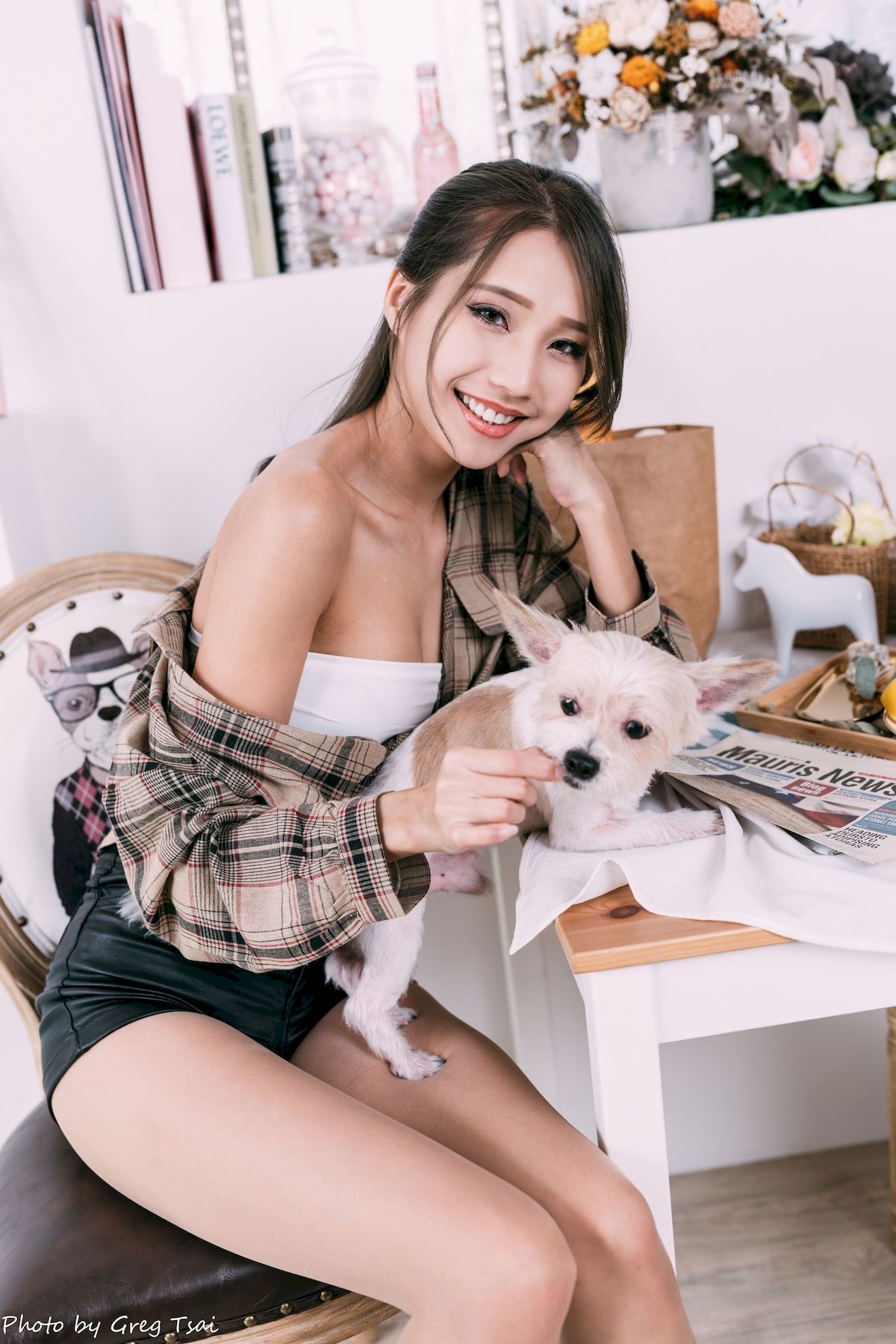 文艺青年霏霏吊带内搭‌格纹衬衫时尚写真