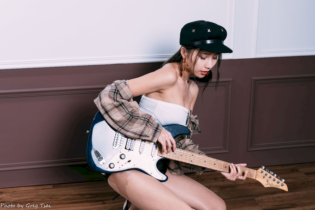 文艺青年霏霏吊带内搭‌格纹衬衫时尚写真