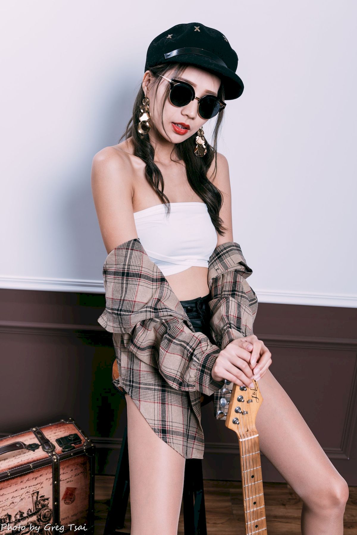 文艺青年霏霏吊带内搭‌格纹衬衫时尚写真