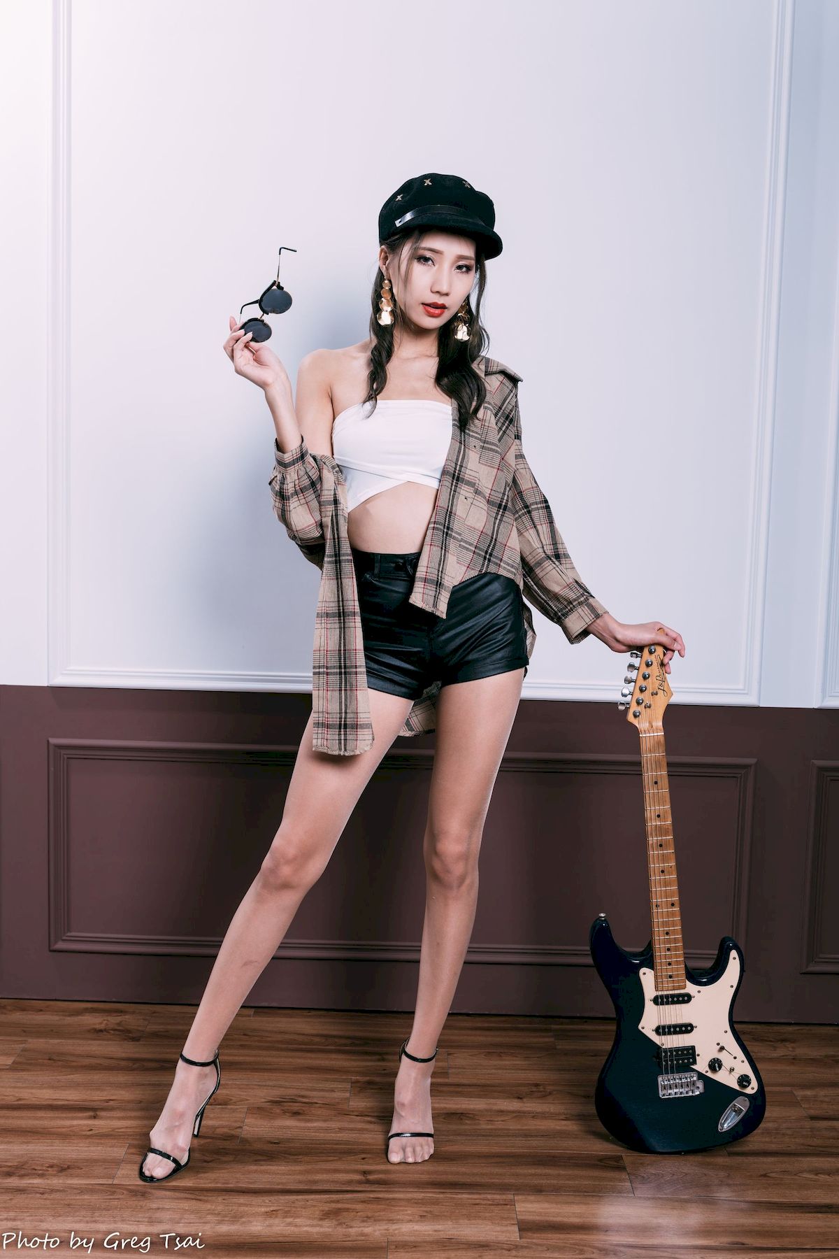 文艺青年霏霏吊带内搭‌格纹衬衫时尚写真