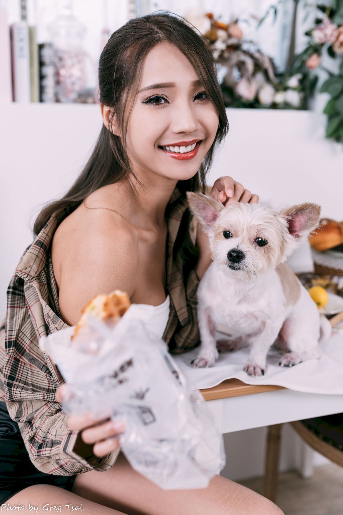 文艺青年霏霏吊带内搭‌格纹衬衫时尚写真