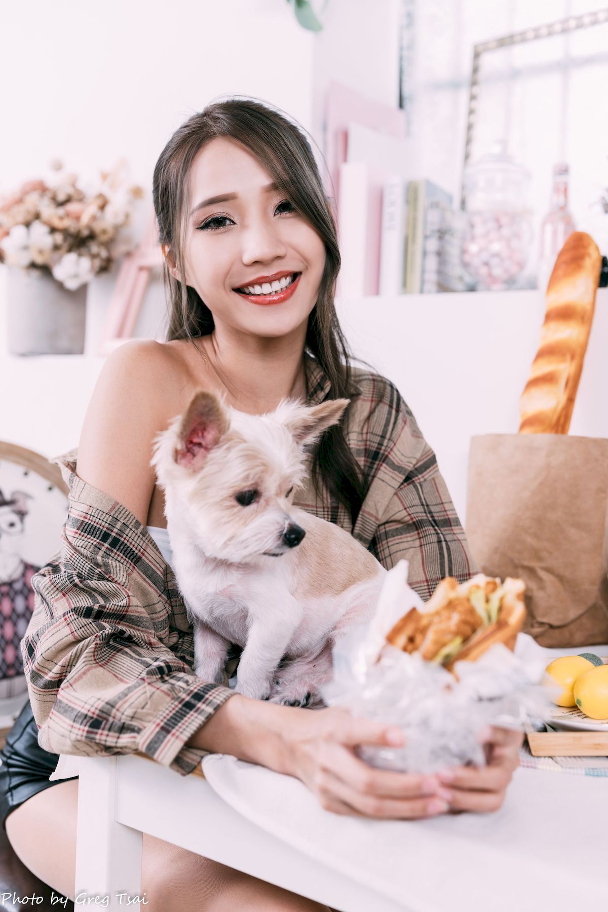 文艺青年霏霏吊带内搭‌格纹衬衫时尚写真