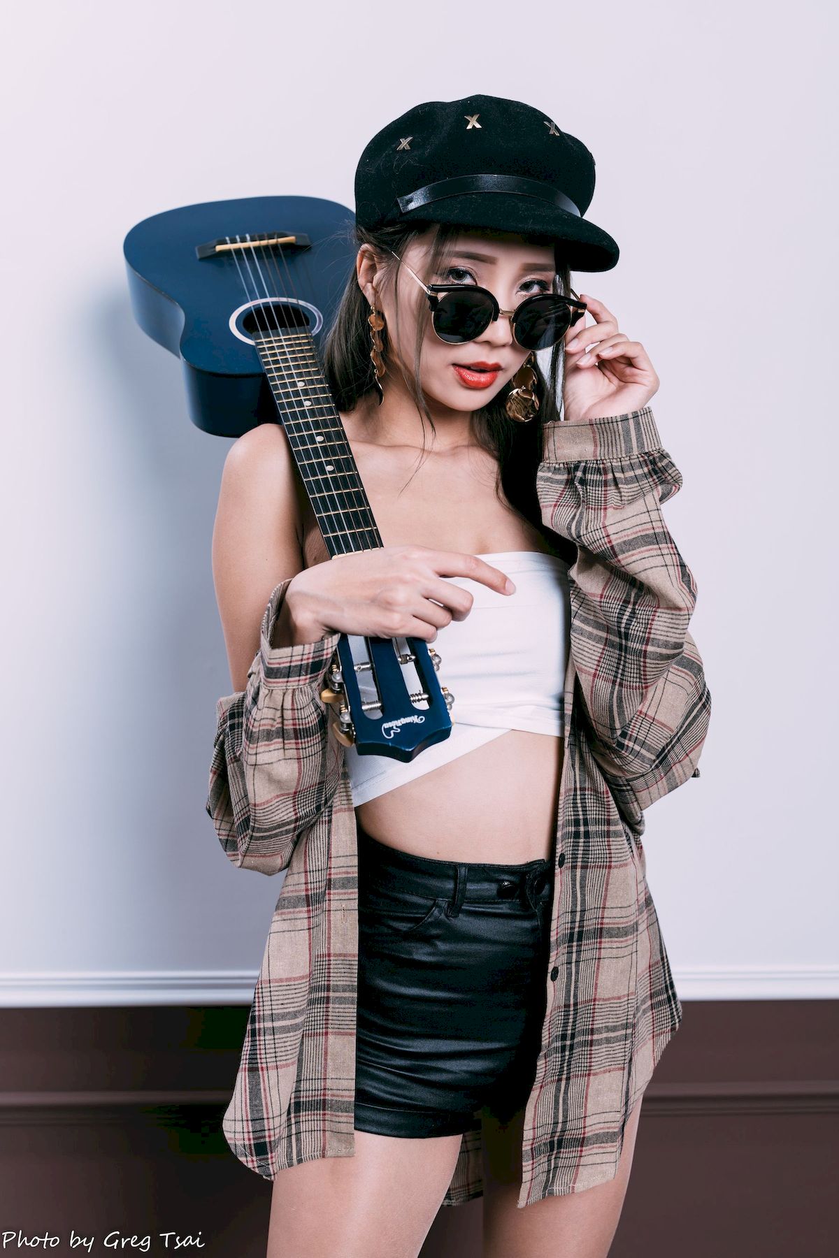 文艺青年霏霏吊带内搭‌格纹衬衫时尚写真