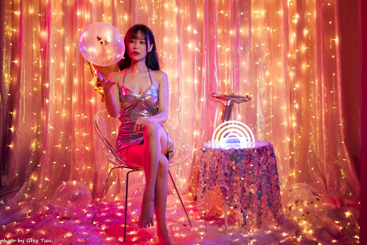 黎黎身着金色亮片吊裙暖色调氛围场景写真