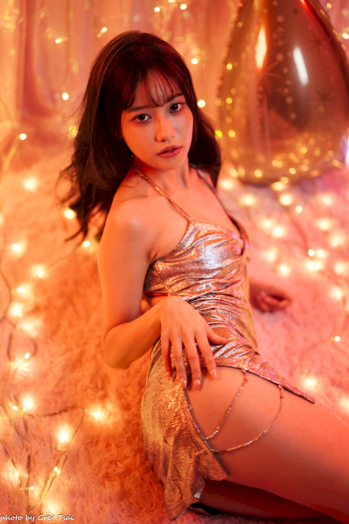 黎黎身着金色亮片吊裙暖色调氛围场景写真