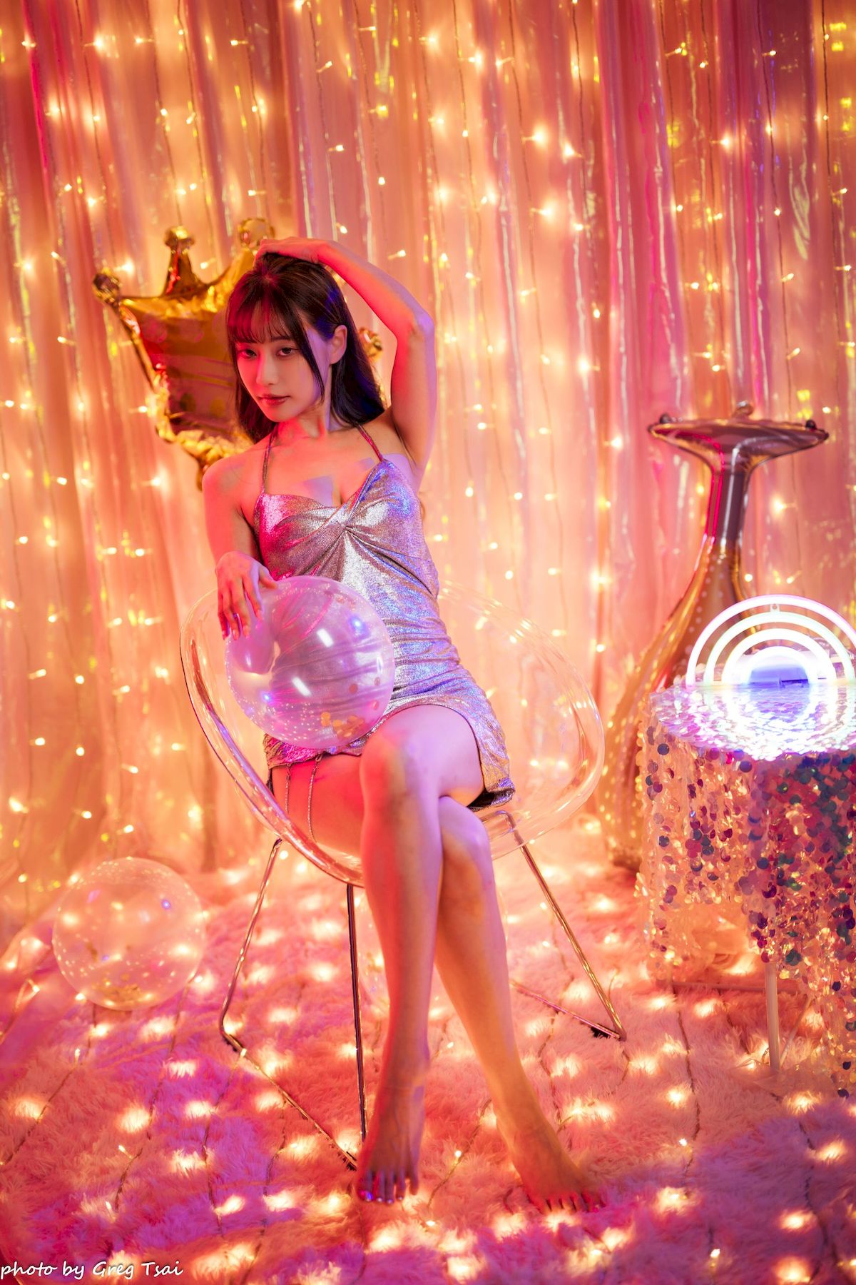 黎黎身着金色亮片吊裙暖色调氛围场景写真