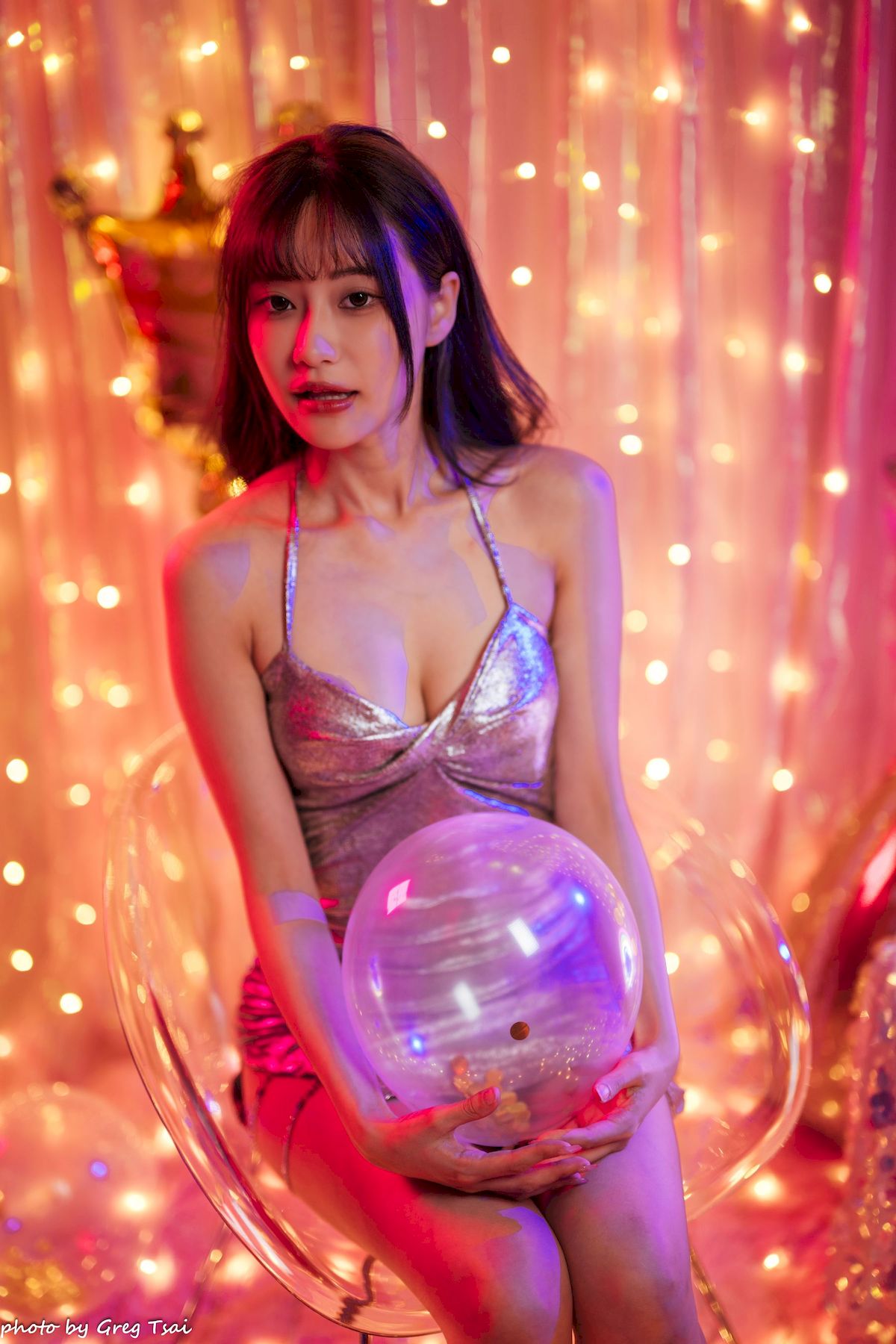 黎黎身着金色亮片吊裙暖色调氛围场景写真