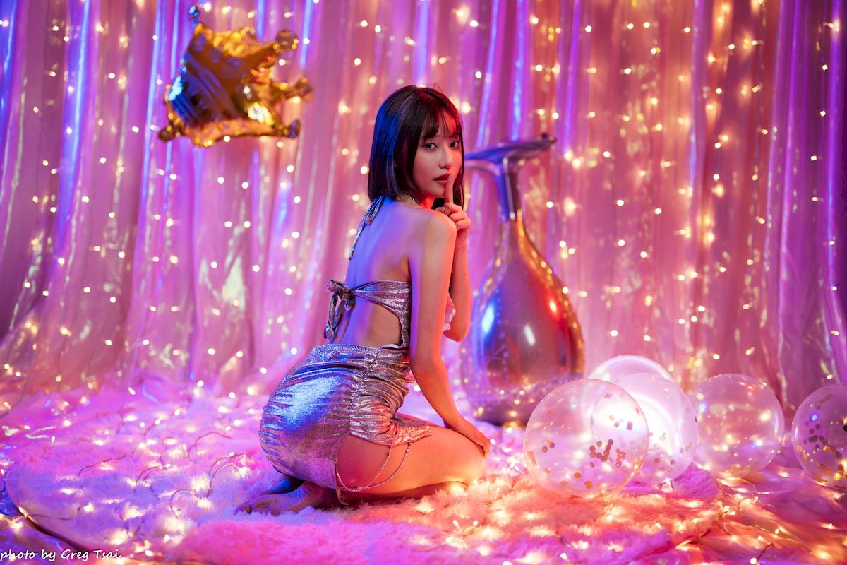 黎黎身着金色亮片吊裙暖色调氛围场景写真