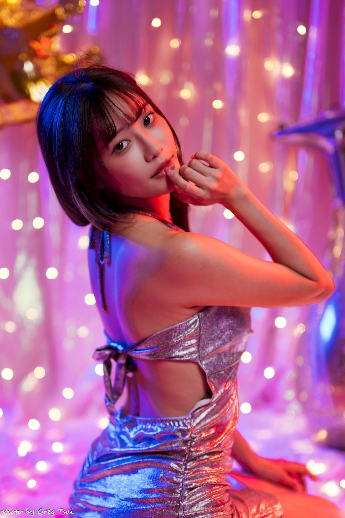 黎黎身着金色亮片吊裙暖色调氛围场景写真