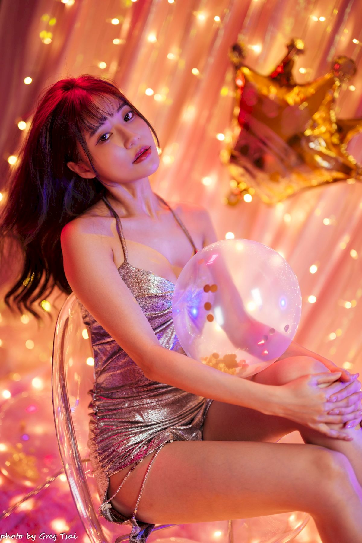 黎黎身着金色亮片吊裙暖色调氛围场景写真