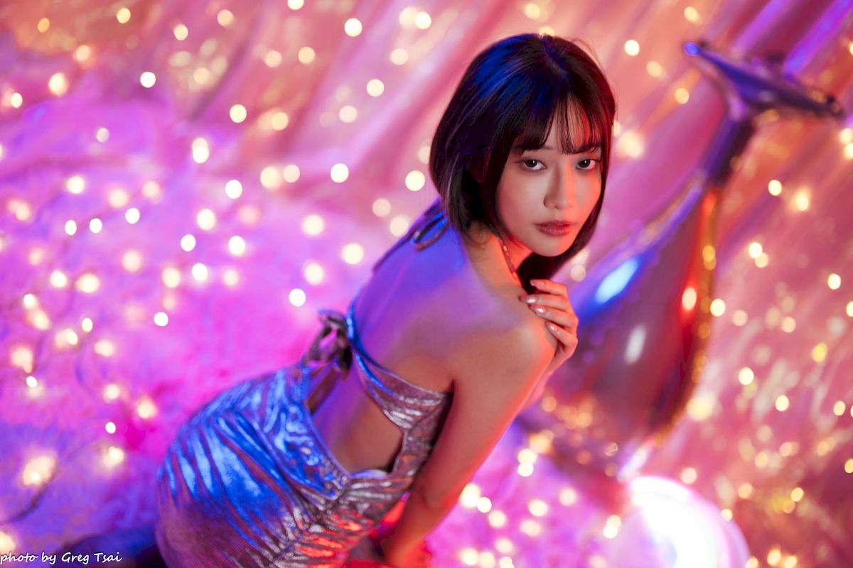 黎黎身着金色亮片吊裙暖色调氛围场景写真