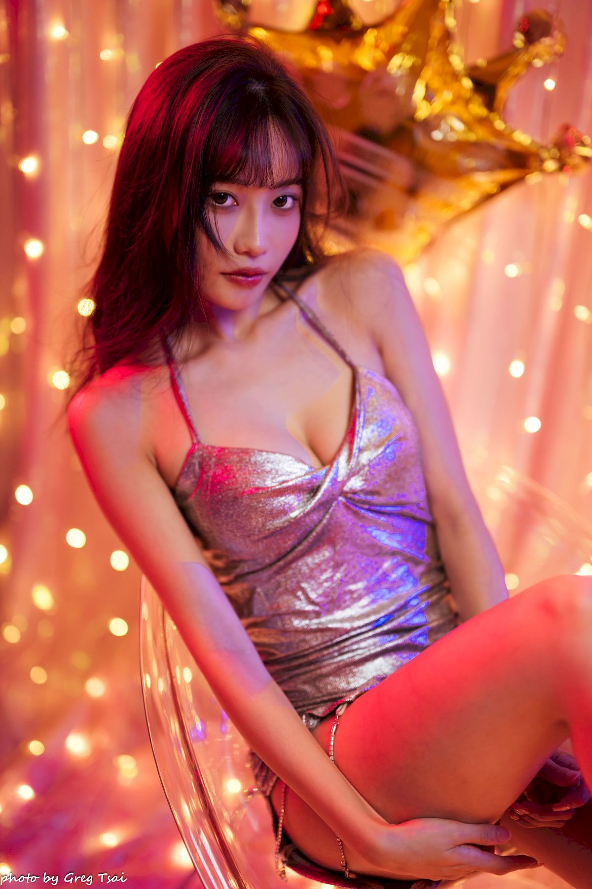 黎黎身着金色亮片吊裙暖色调氛围场景写真