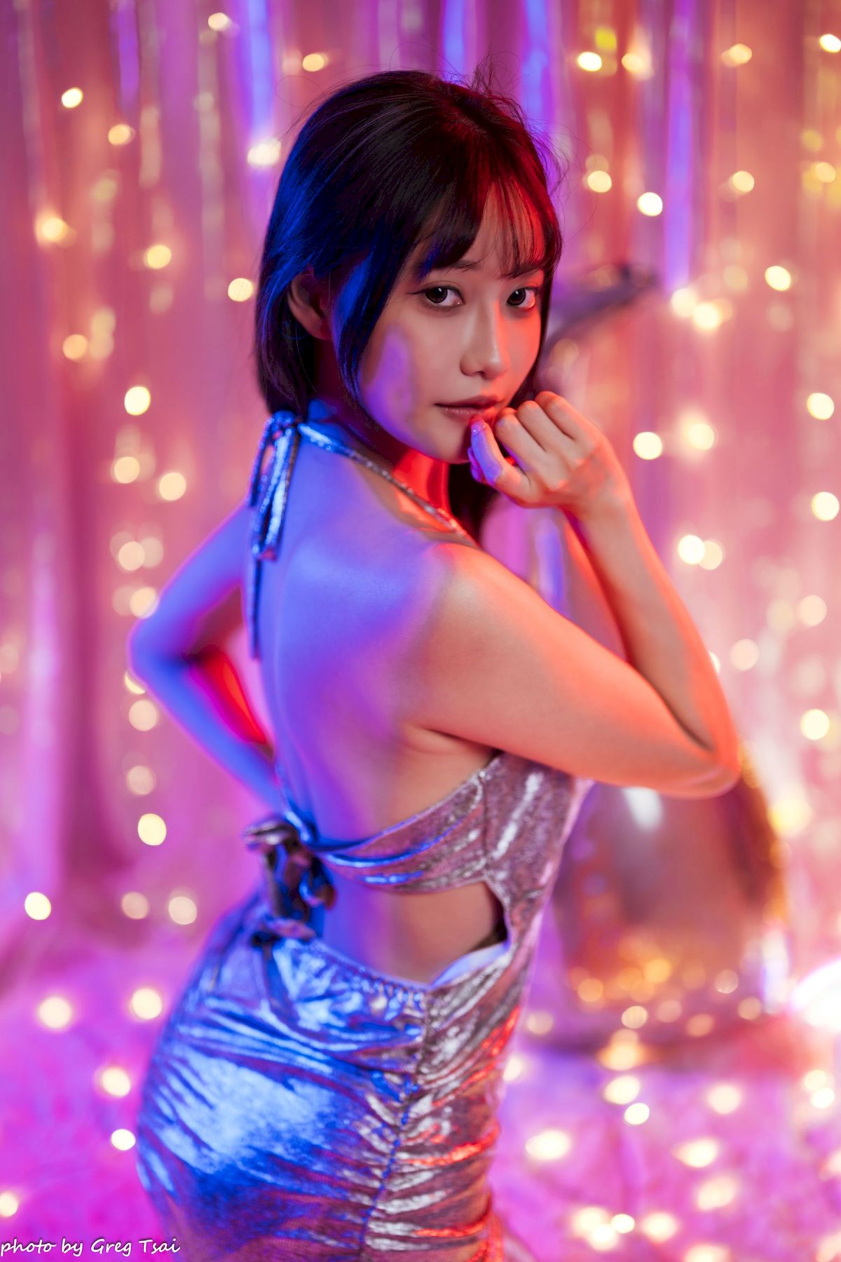 黎黎身着金色亮片吊裙暖色调氛围场景写真