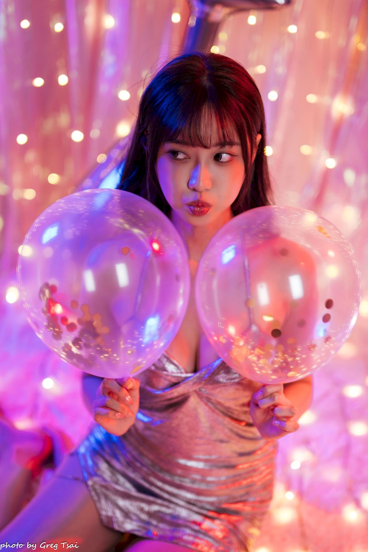 黎黎身着金色亮片吊裙暖色调氛围场景写真