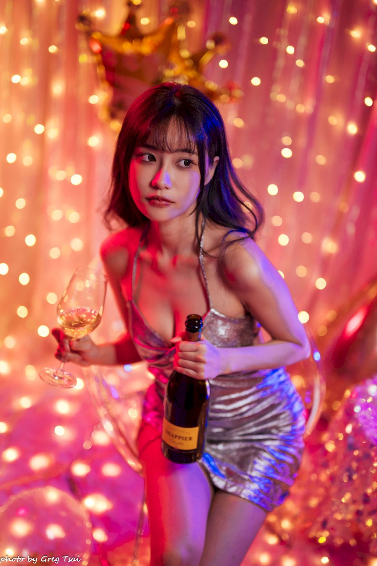 黎黎身着金色亮片吊裙暖色调氛围场景写真