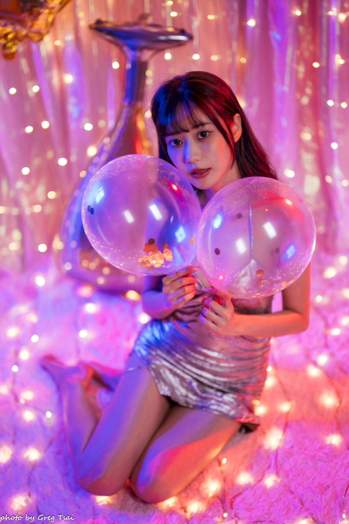 黎黎身着金色亮片吊裙暖色调氛围场景写真