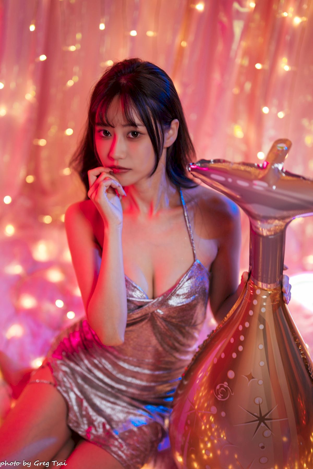 黎黎身着金色亮片吊裙暖色调氛围场景写真