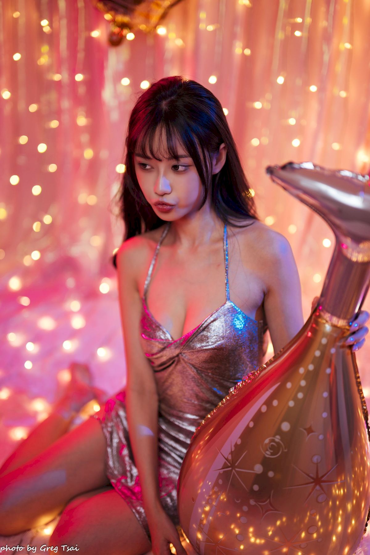 黎黎身着金色亮片吊裙暖色调氛围场景写真