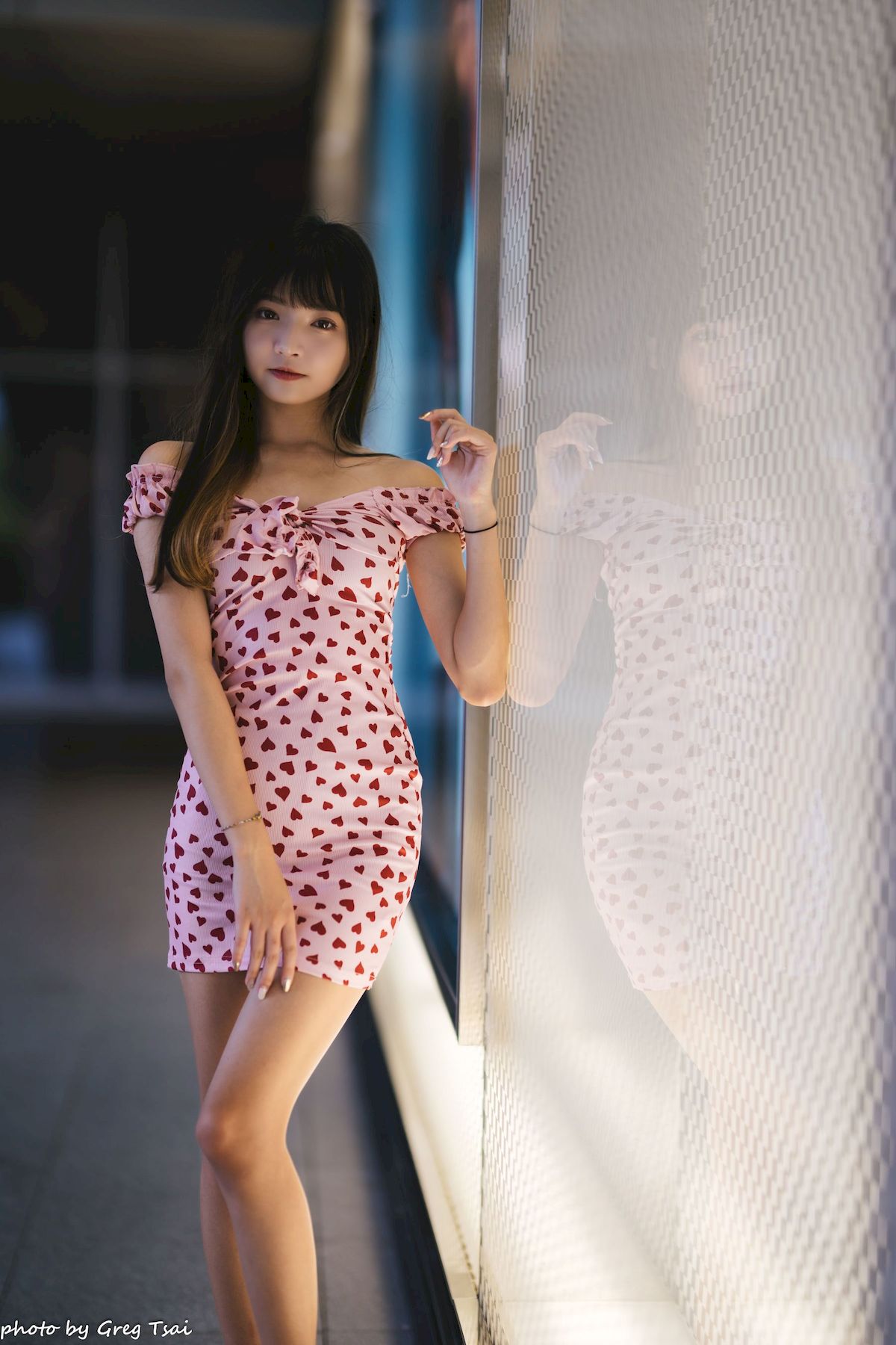 小穎红心包臀裙修长美腿信义区主题写真