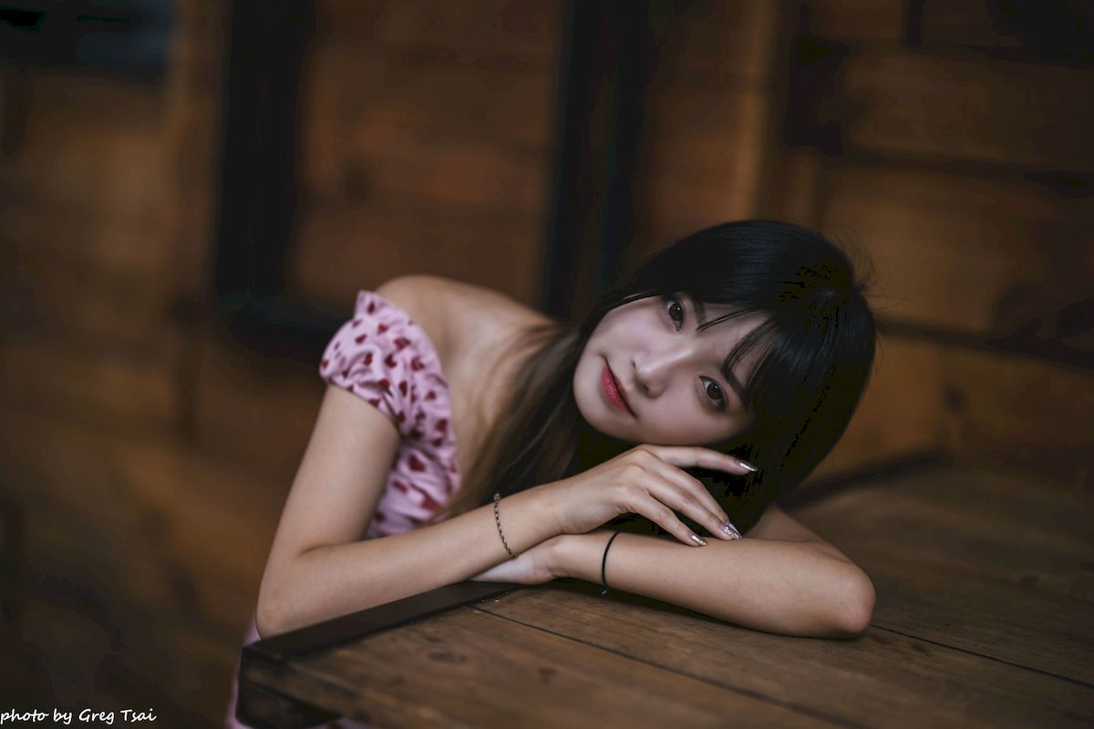 小穎红心包臀裙修长美腿信义区主题写真