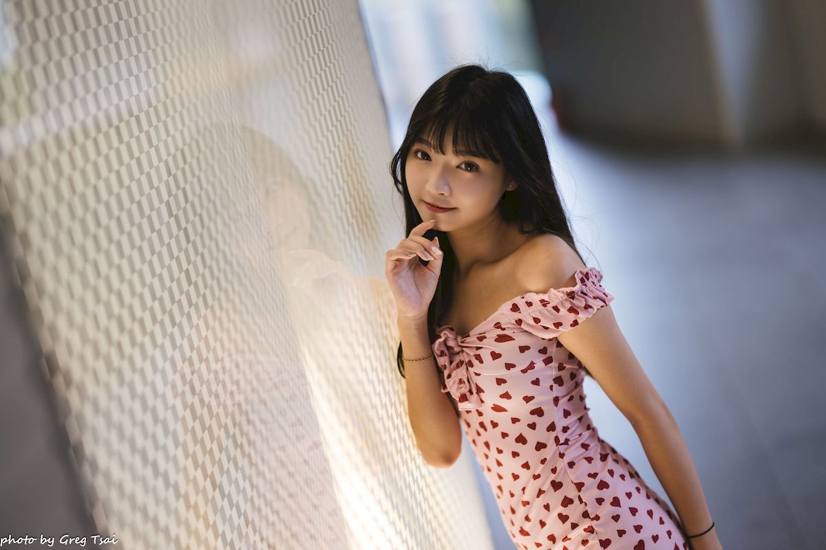 小穎红心包臀裙修长美腿信义区主题写真