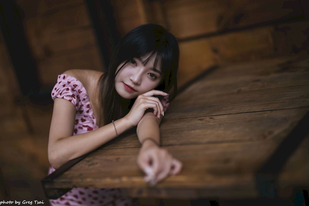 小穎红心包臀裙修长美腿信义区主题写真