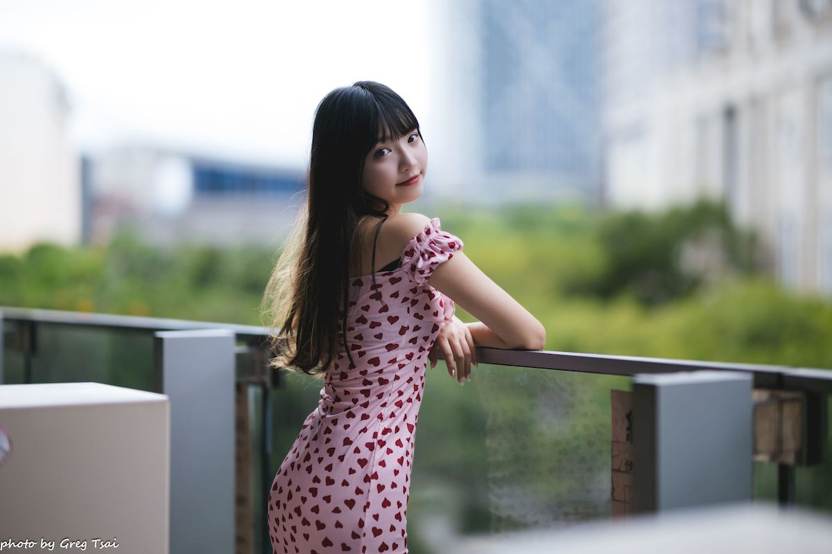 小穎红心包臀裙修长美腿信义区主题写真