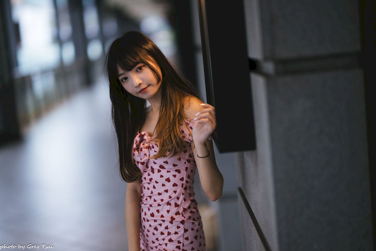 小穎红心包臀裙修长美腿信义区主题写真