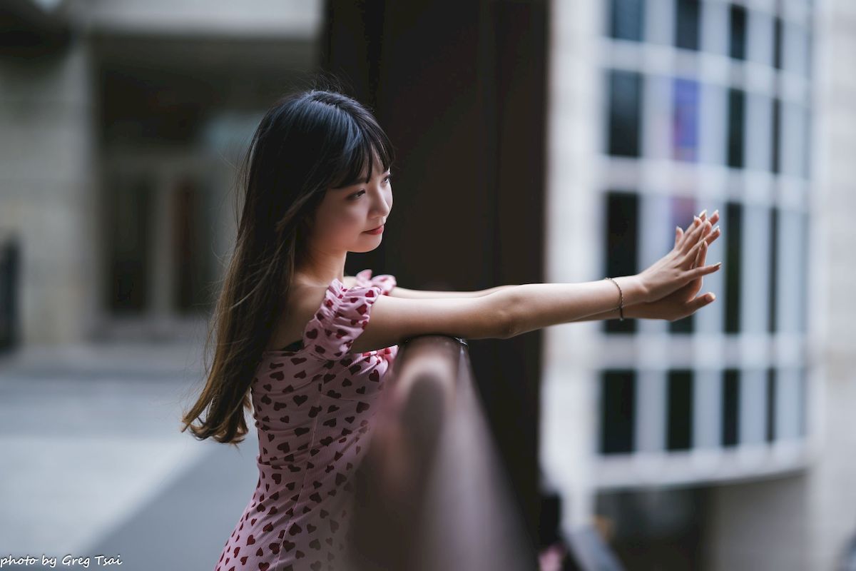 小穎红心包臀裙修长美腿信义区主题写真