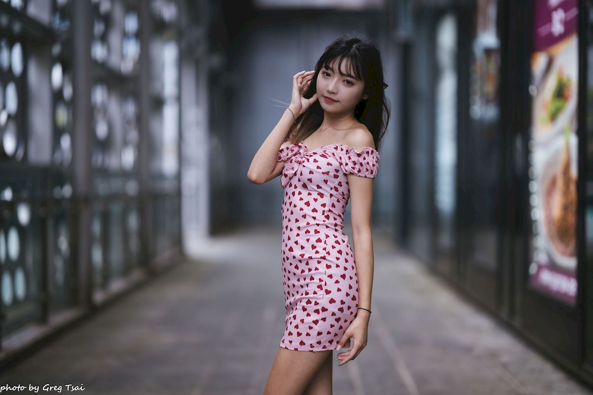 小穎红心包臀裙修长美腿信义区主题写真