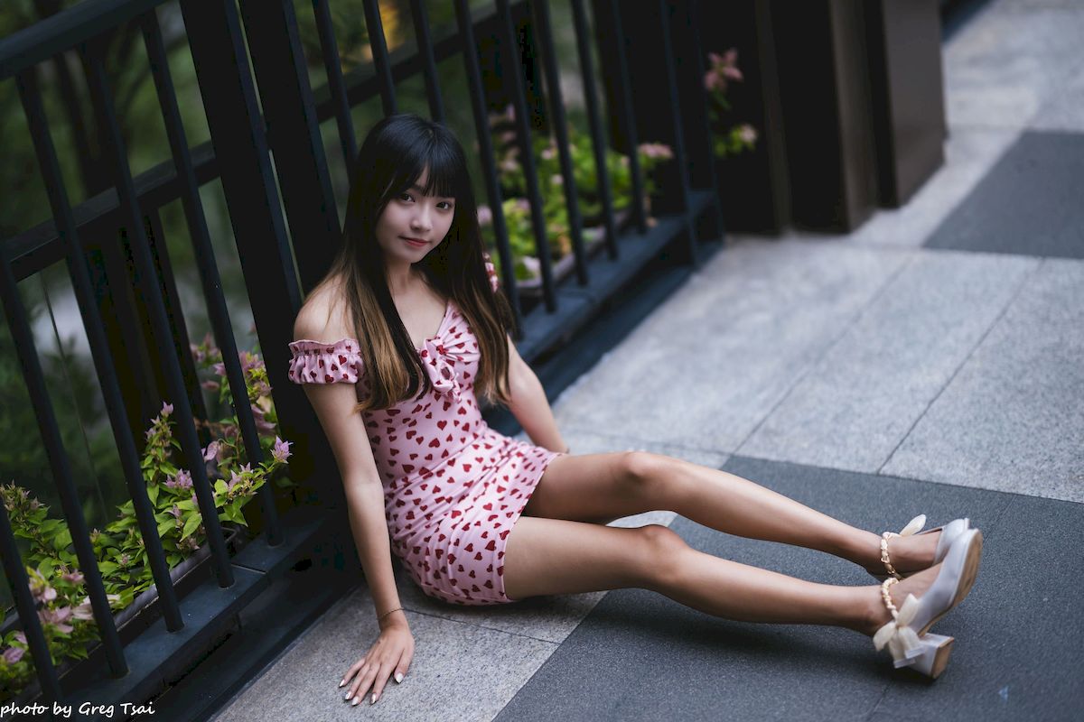 小穎红心包臀裙修长美腿信义区主题写真