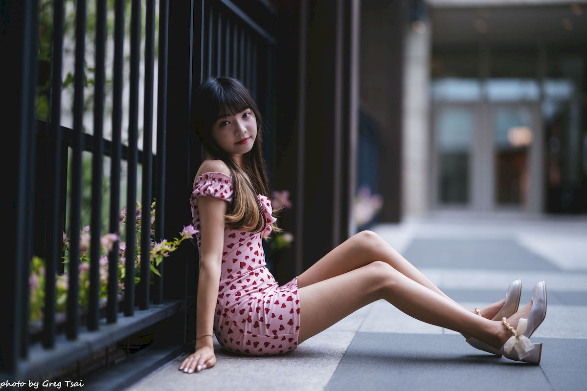 小穎红心包臀裙修长美腿信义区主题写真