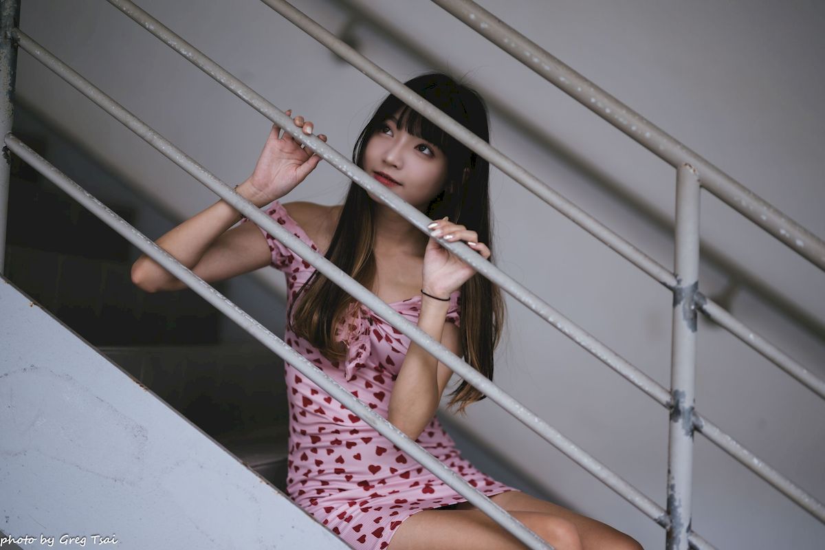 小穎红心包臀裙修长美腿信义区主题写真