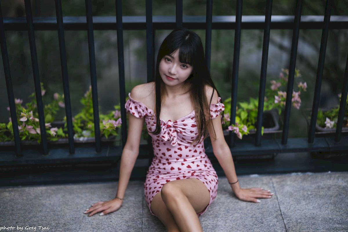 小穎红心包臀裙修长美腿信义区主题写真