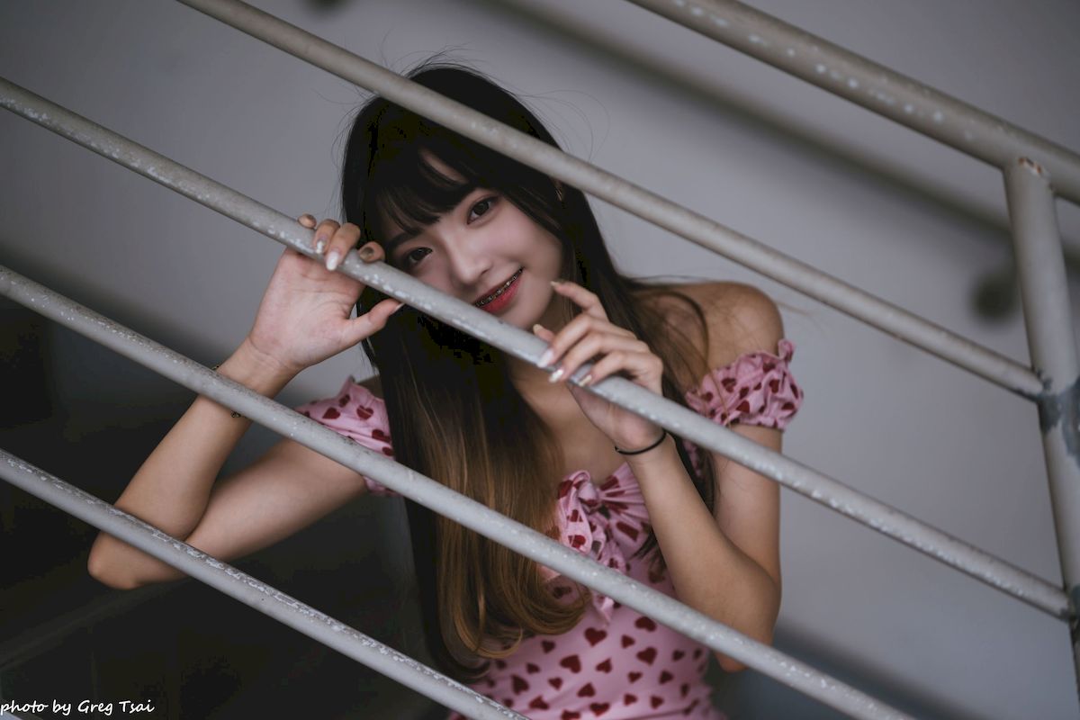 小穎红心包臀裙修长美腿信义区主题写真