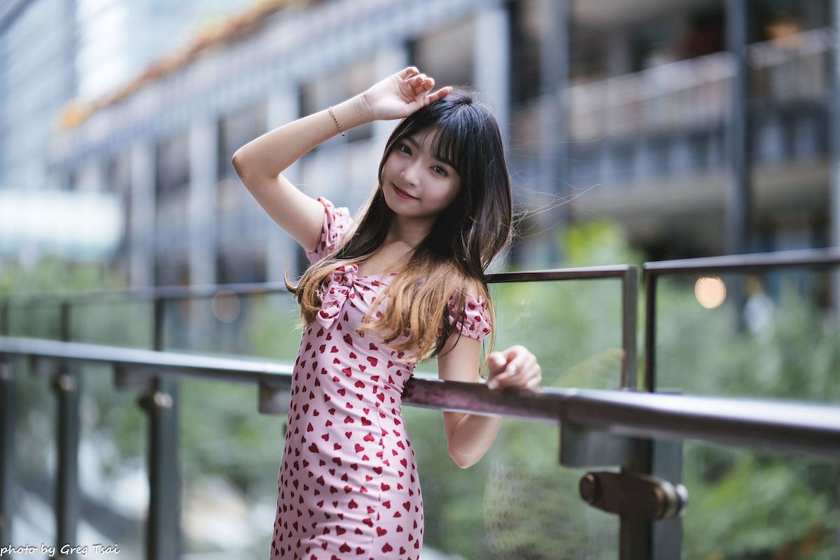 小穎红心包臀裙修长美腿信义区主题写真