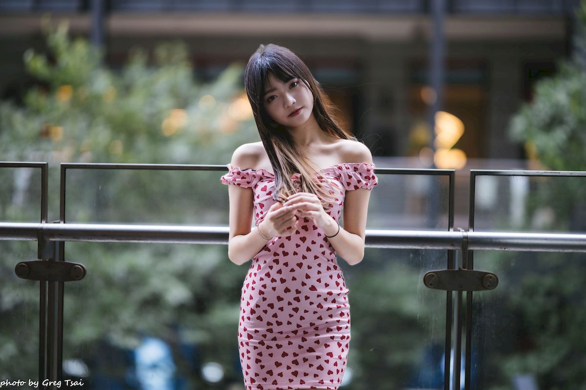 小穎红心包臀裙修长美腿信义区主题写真